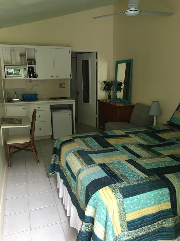 Eldemire'S Tropical Island Inn George Town Bagian luar foto